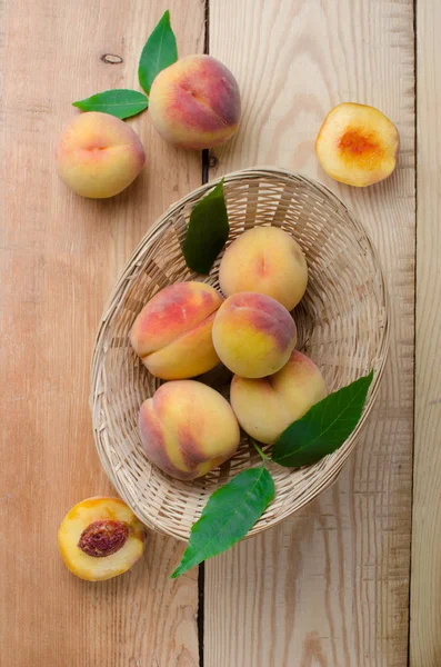 Şeftali bir hasır sepet