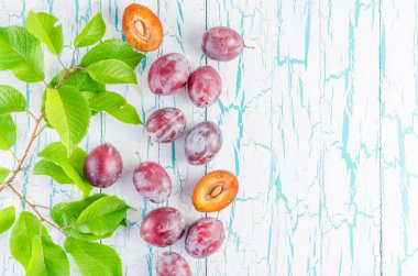 Erik ve yeşil yaprakları eski beyaz kırık masada