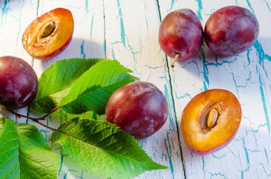 Erik ve yeşil yaprakları eski beyaz kırık masada