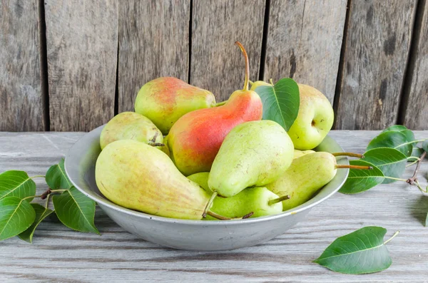 Armut meyve eski alüminyum levhalar