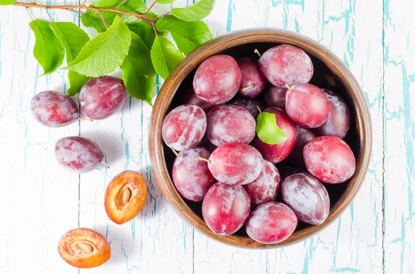 Erik masada yeşil yaprakları ile ahşap kase