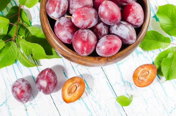 Erik masada yeşil yaprakları ile ahşap kase