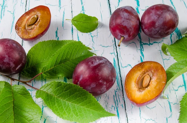 Erik ve yeşil yaprakları eski beyaz kırık masada