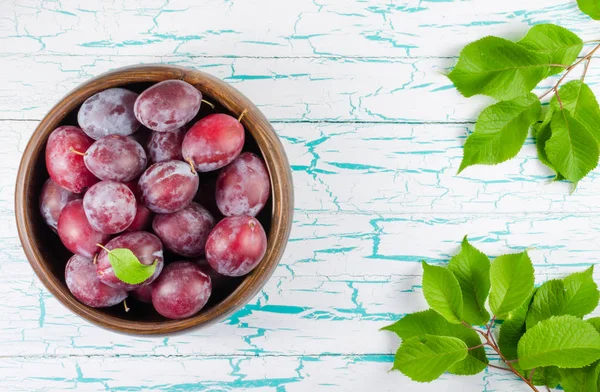 Erik masada yeşil yaprakları ile ahşap kase