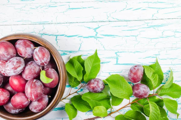 Erik masada yeşil yaprakları ile ahşap kase