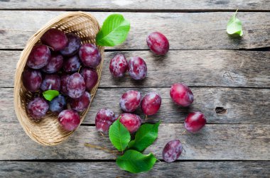 Eski ahşap masa üzerinde dağınık Erik