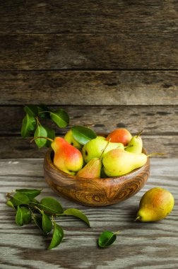 Ahşap bir fincan olgun armut