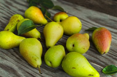 Masanın üzerinde olgun bir armut