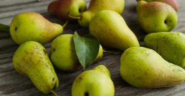 Masanın üzerinde olgun bir armut
