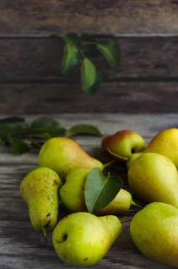 Masanın üzerinde olgun bir armut