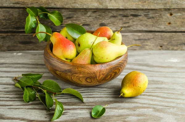 Ripe pears in a wooden Cup — Stock Photo, Image