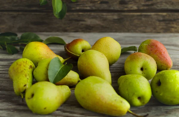 Masanın üzerinde olgun bir armut
