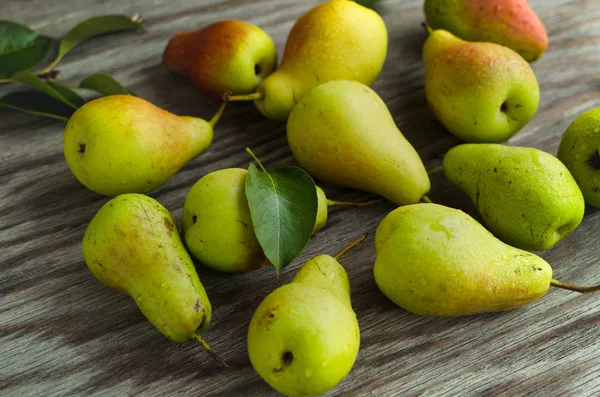 Masanın üzerinde olgun bir armut