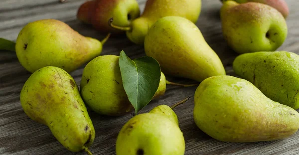Masanın üzerinde olgun bir armut