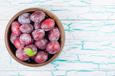 Eski bir beyaz yüzey üzerinde Erik