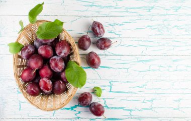 Erik hafif bir arka plan üzerinde bir hasır sepet içinde