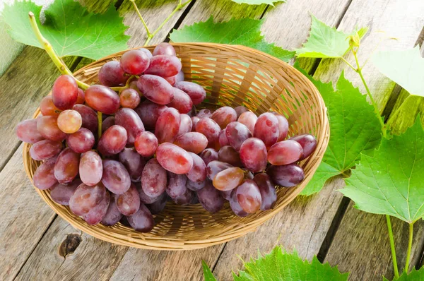 Sepet içinde Kara üzüm