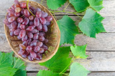 Sepet içinde Kara üzüm