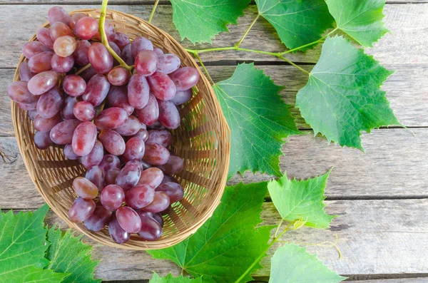 Sepet içinde Kara üzüm