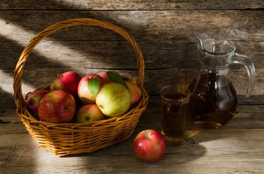 Bir sepet elma suyu sürahi içinde kırmızı elma