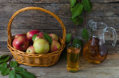 Bir sepet elma suyu sürahi içinde kırmızı elma