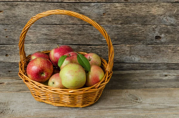 Sepet içinde kırmızı olgun elma