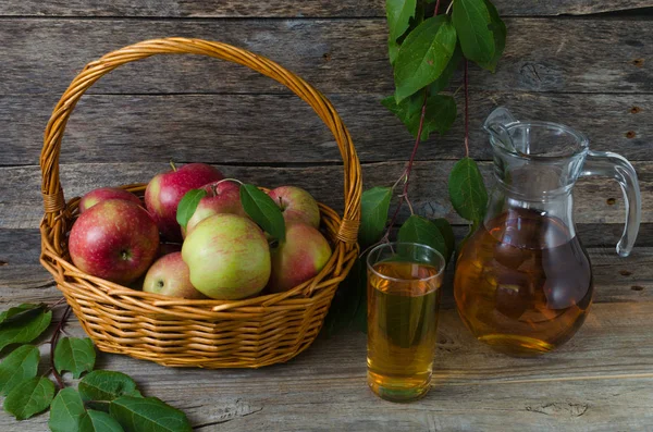 Bir sepet elma suyu sürahi içinde kırmızı elma