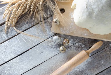 Hamur, oklava ve unlu ahşap arka plan buğday kulaklara