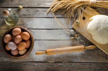 Hamur yoğrulur, kulak buğday, oklava, yumurta ve yağı eski rustik masaya bir şişe