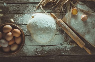 Hamur, oklava ve unlu ahşap arka plan buğday kulaklara