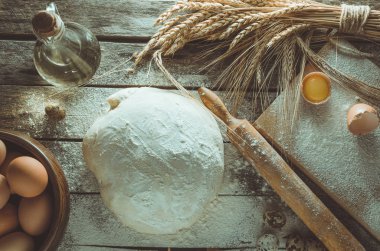 Hamur, oklava ve unlu ahşap arka plan buğday kulaklara