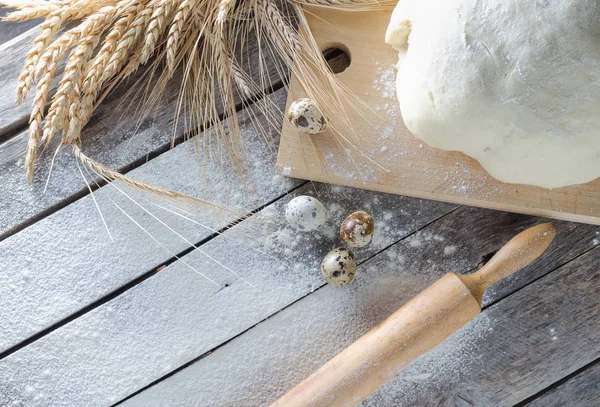 Hamur, oklava ve unlu ahşap arka plan buğday kulaklara