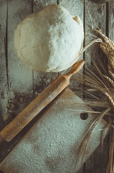 Hamur, oklava ve unlu ahşap arka plan buğday kulaklara