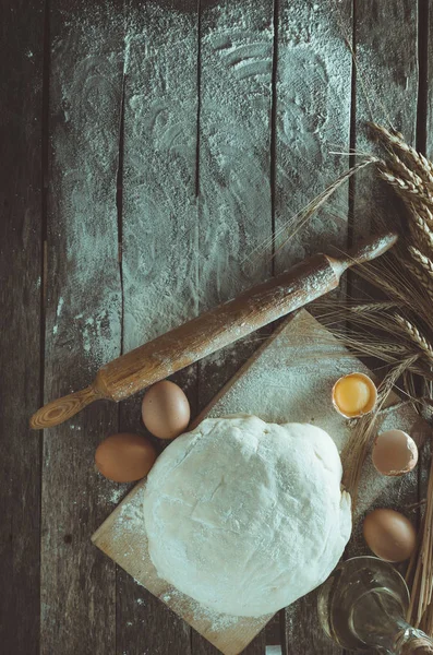 Hamur yoğrulur, kulak buğday, oklava, yumurta ve yağı eski rustik masaya bir şişe