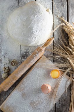 Hamur, oklava ve unlu ahşap arka plan buğday kulaklara