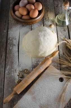 Hamur yoğrulur, kulak buğday, oklava, yumurta ve yağı eski rustik masaya bir şişe