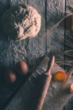 Hamur yoğrulur, kulak buğday, oklava, yumurta ve yağı eski rustik masaya bir şişe