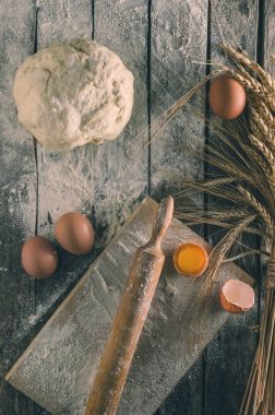 Hamur yoğrulur, kulak buğday, oklava, yumurta ve yağı eski rustik masaya bir şişe