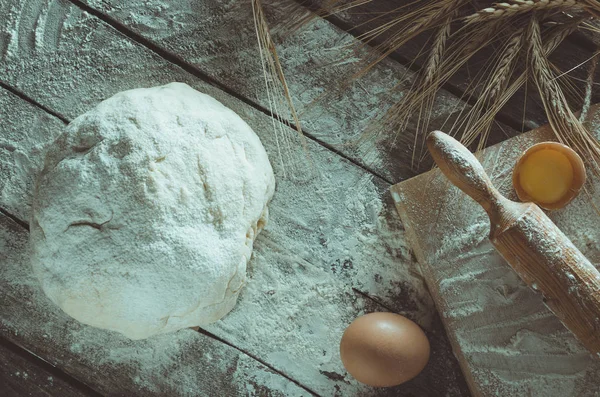Hamur, oklava ve unlu ahşap arka plan buğday kulaklara