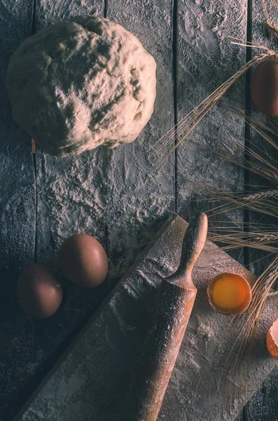 Hamur yoğrulur, kulak buğday, oklava, yumurta ve yağı eski rustik masaya bir şişe