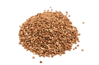 Beyaz arka plan üzerinde buğday saçılma