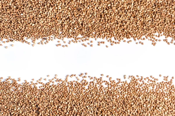 Espalhamento de trigo sarraceno sobre fundo branco — Fotografia de Stock