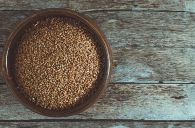 Ahşap arka plan üzerinde ahşap bir bardak buğday