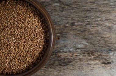 Ahşap arka plan üzerinde ahşap bir bardak buğday