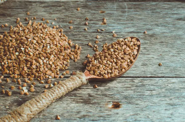 Dağınık buğday ve buğday tam bir kaşık