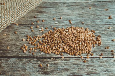 Ahşap masa üzerinde dağınık buğday