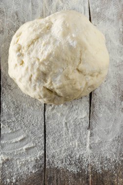 Masada yoğrulur hamur un serpilir