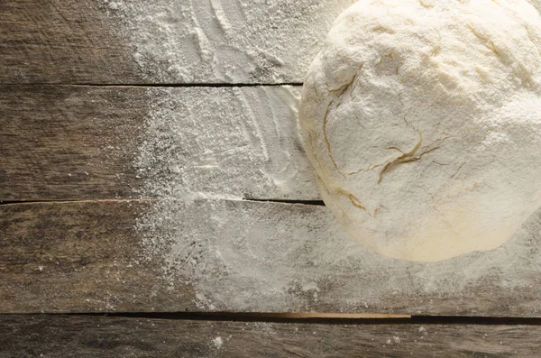 Masada yoğrulur hamur un serpilir