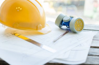 Mühendislik çalışma alanı, çizim, koruyucu inşaat kask ve toz solunum