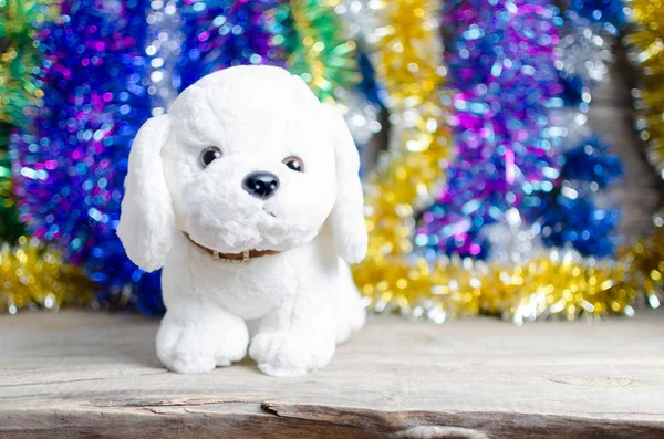Weißer Welpe auf dem Hintergrund der Weihnachtsdekoration, Jahr des Hundes — Stockfoto